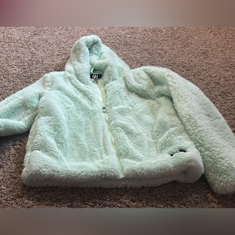 NWOT Under Armour Girls Coldgear Green Soft Faux Fur Jacket
Youth XL